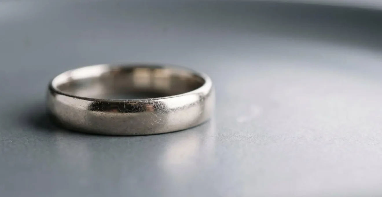 Gros plan d'une bague en or blanc présentant un début de jaunissement après plusieurs années de port quotidien