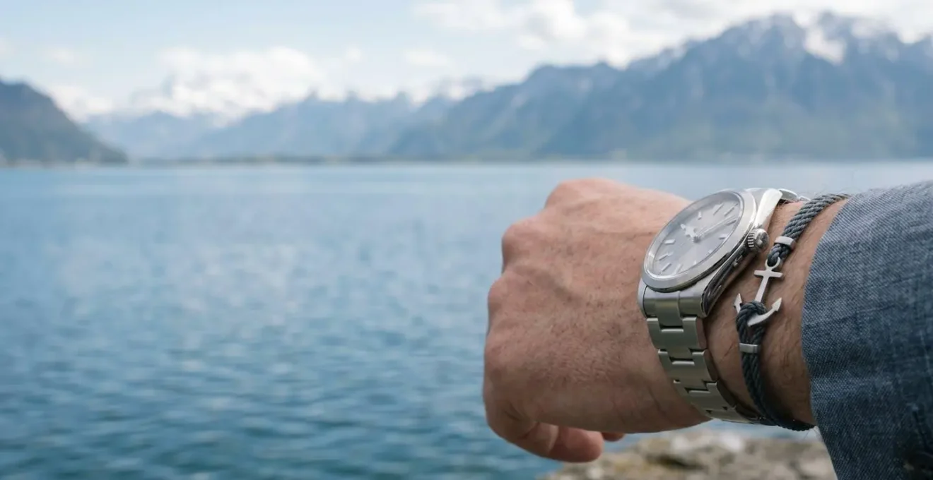 Bracelet ancre élégant et discret sur poignet masculin porté avec montre suisse de luxe