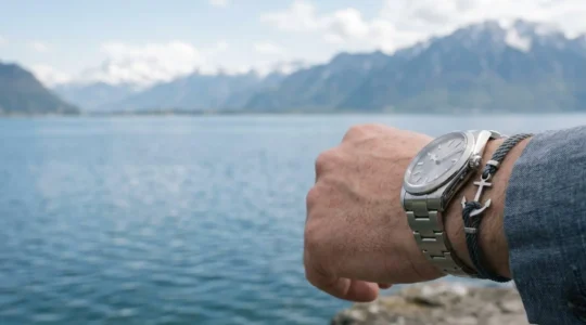 Bracelet ancre élégant et discret sur poignet masculin porté avec montre suisse de luxe