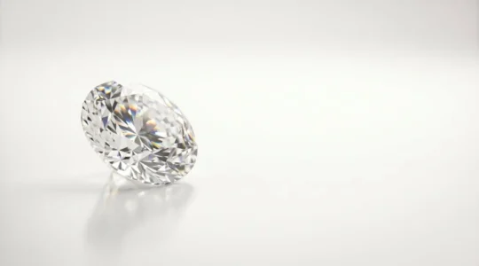 Diamant brillant parfaitement taillé présenté sur fond minimaliste illustrant l'équilibre entre qualité et budget