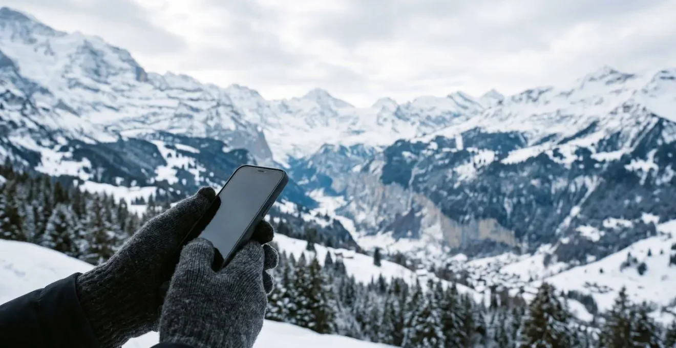 Gants tactiles d'hiver utilisés avec un smartphone dans un environnement enneigé alpin
