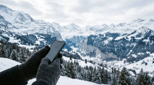 Gants tactiles d'hiver utilisés avec un smartphone dans un environnement enneigé alpin