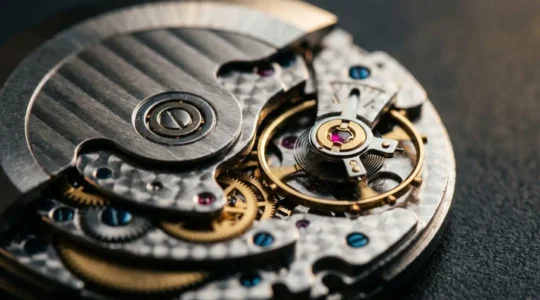 Gros plan d'un mouvement horloger automatique avec rotor visible, composants mécaniques en pleine action