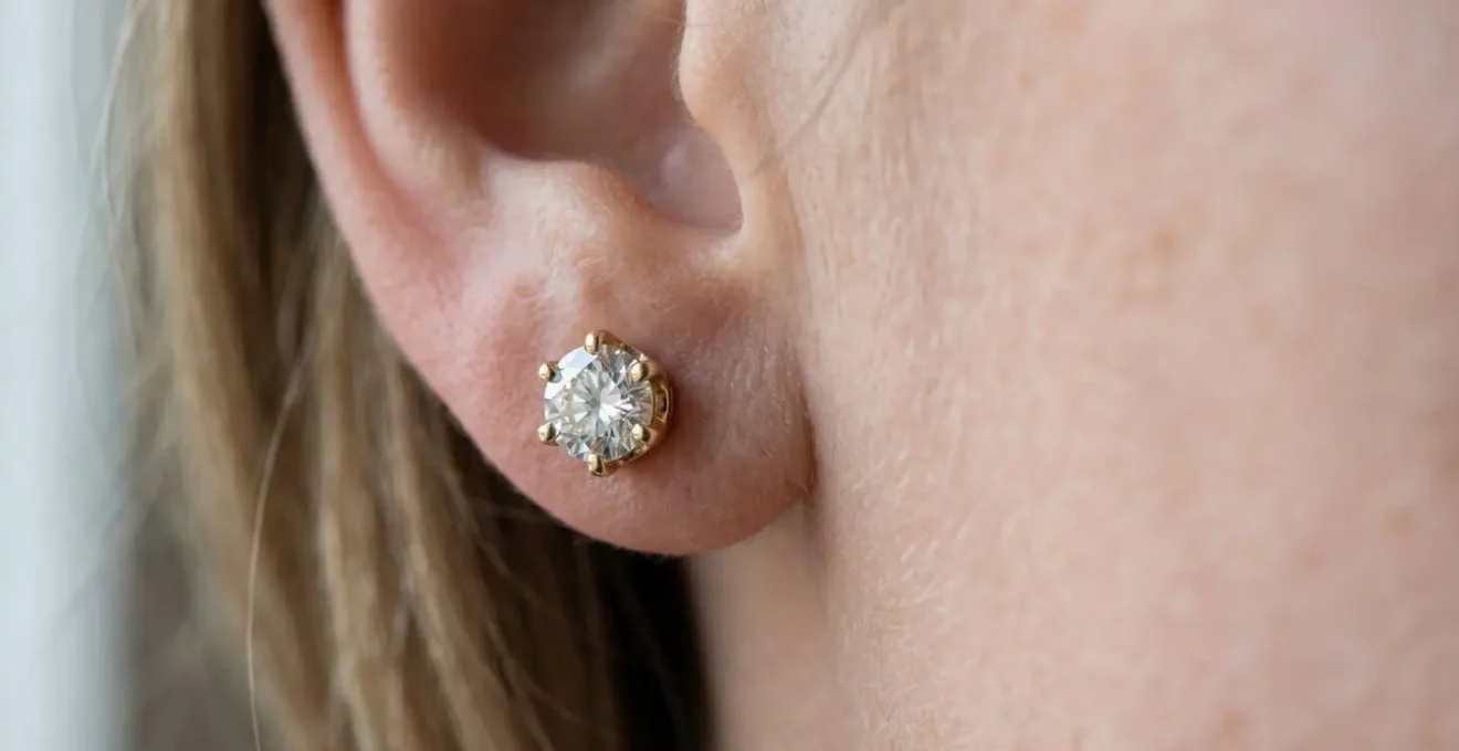Gros plan sur des puces d'oreilles en diamant portees au quotidien avec elegance discrete