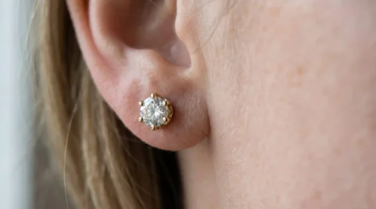 Gros plan sur des puces d'oreilles en diamant portees au quotidien avec elegance discrete